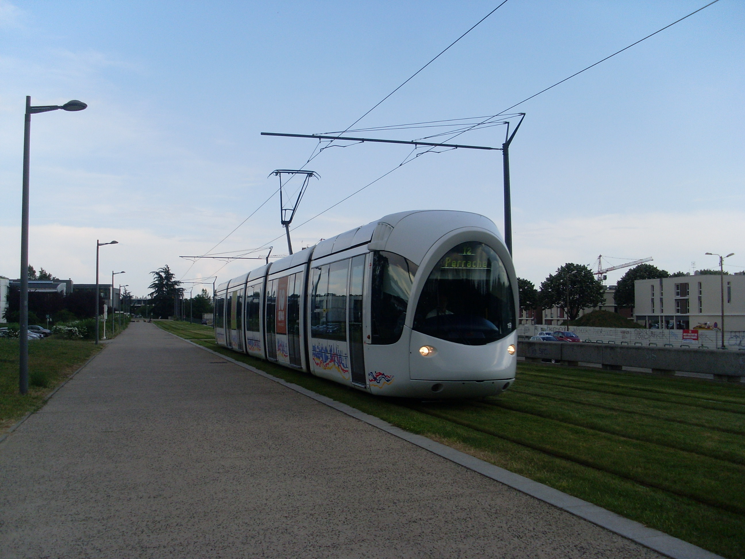 Alstom_Citadis_302_-_Tramway_de_Lyon_-_Ligne_T2_-_Parilly-Université-Hippodrome.JPG